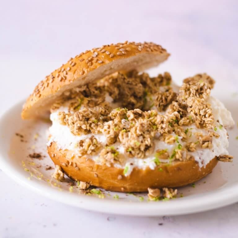 Vegan ontbijtbagel met kokosyoghurt en granola